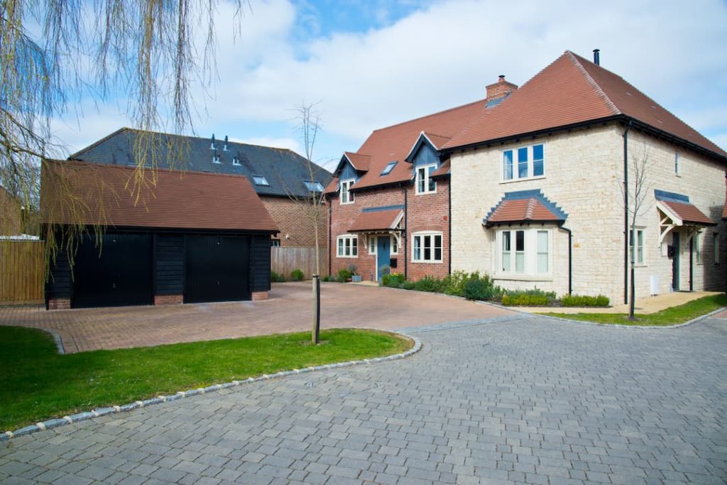 Large New Build House With Double Garage And Brick Driveway